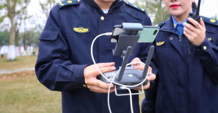 海口市城管利用无人机喊话劝离垂钓市民(图2) 海口市城管利用无人机喊话劝离垂钓市民(图2)